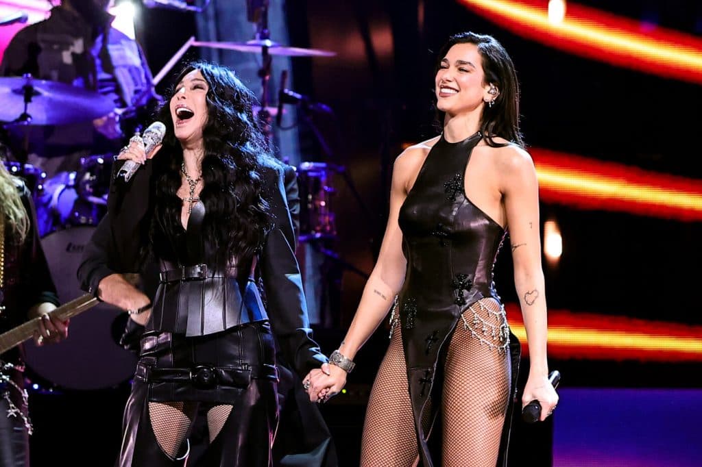 Cher y Dua Lipa sorprenden juntas en el escenario