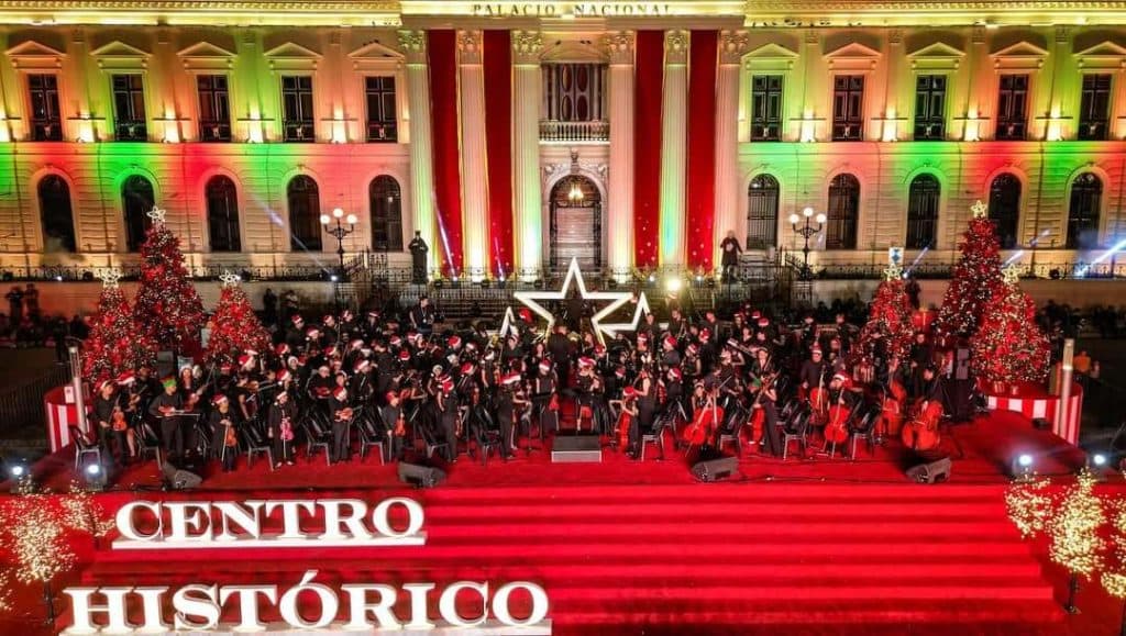 La ENM interpretó melodías navideñas en el corazón de San Salvador