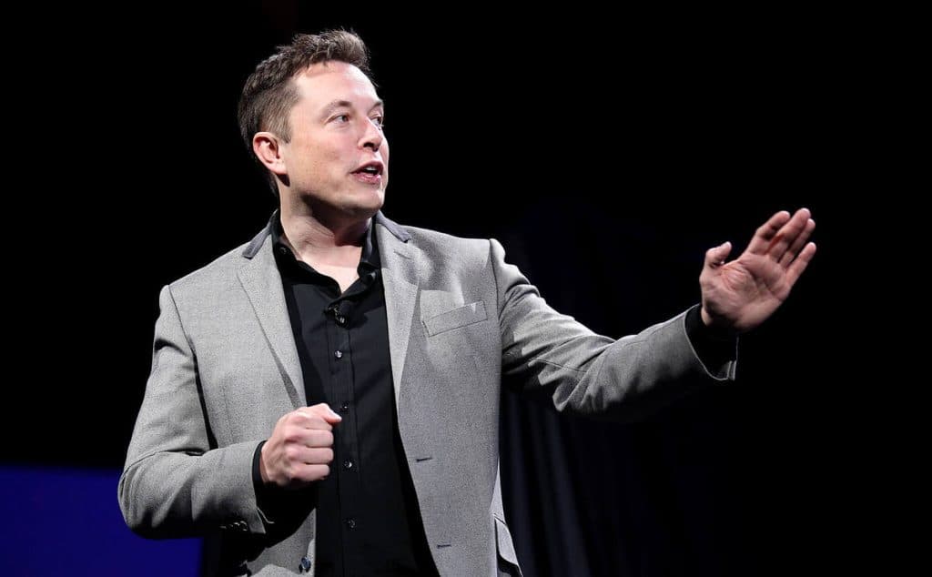 Elon Musk lanza una advertencia para Google y Apple