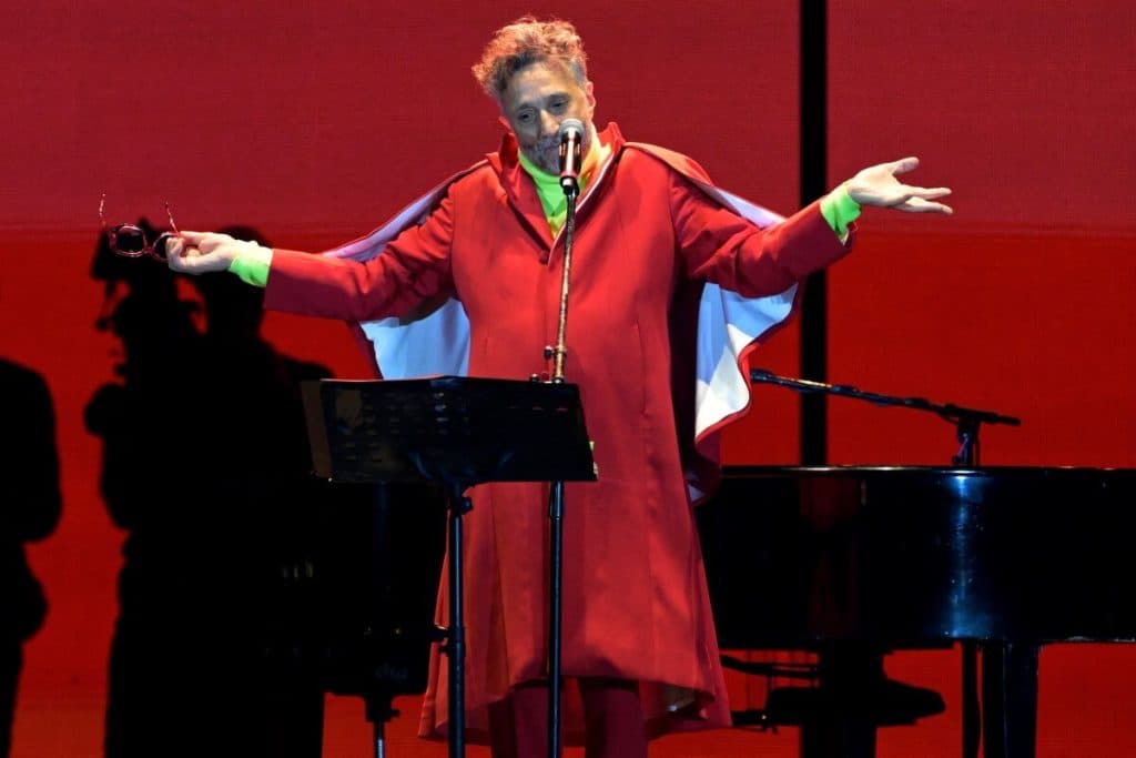 Fito Páez cautiva a varias generaciones en un memorable concierto en México