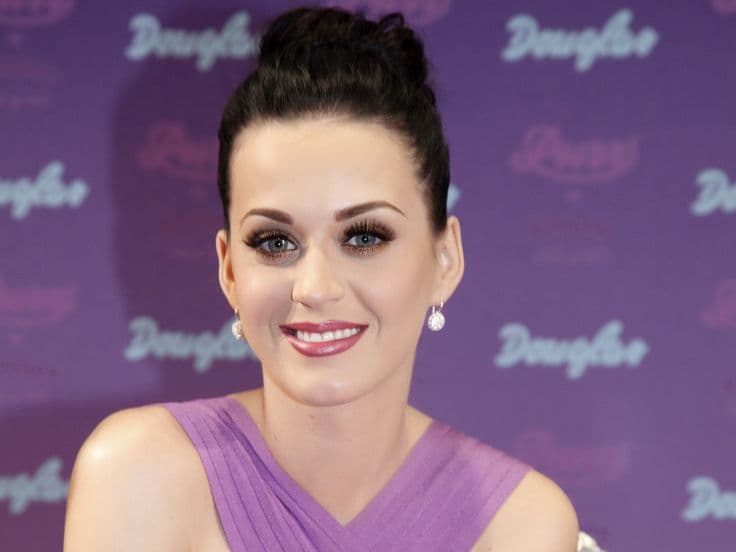 Katy Perry anuncia gira en México y luego sube video comiendo tacos