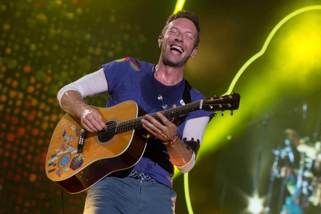 Vocalista de Coldplay sufre incidente en concierto