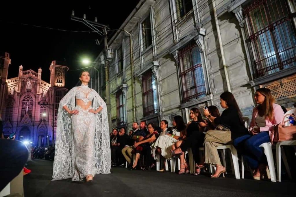 Pasarela de moda se adueñó del Centro Histórico