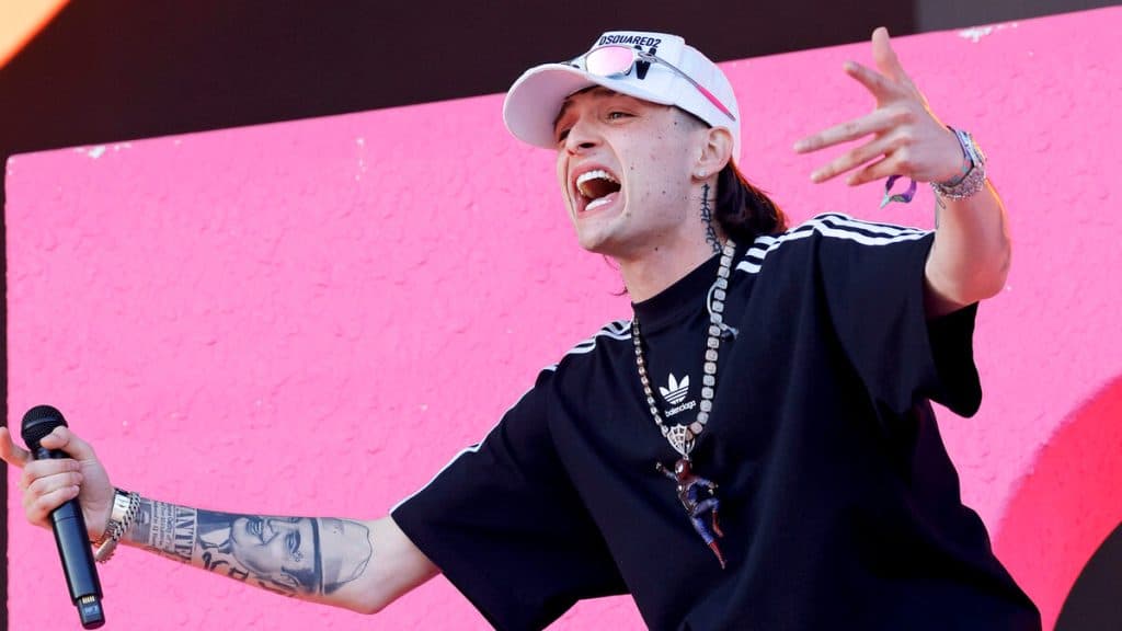Critican a Peso Pluma por consumir sustancias peligrosas en medio de un concierto