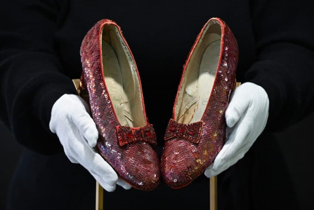 Zapatos usados en «Mago de Oz» serán subastados en diciembre