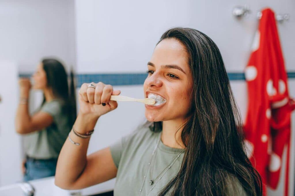 ¿Con qué frecuencia debo cambiar mi cepillo de dientes y por qué no debo guardarlo en el baño?