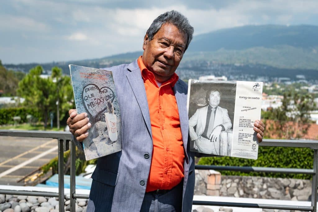 Tony Acosta, una leyenda viva de la música romántica de El Salvador