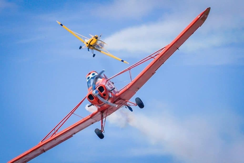 Pilotos sobrevuelan el cielo de El Salvador y cautivan con acrobacias a turistas