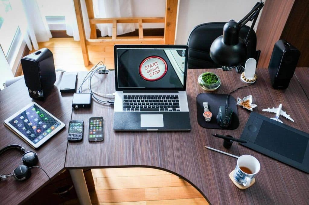 Accesorios tecnológicos: La clave para un trabajo remoto optimo