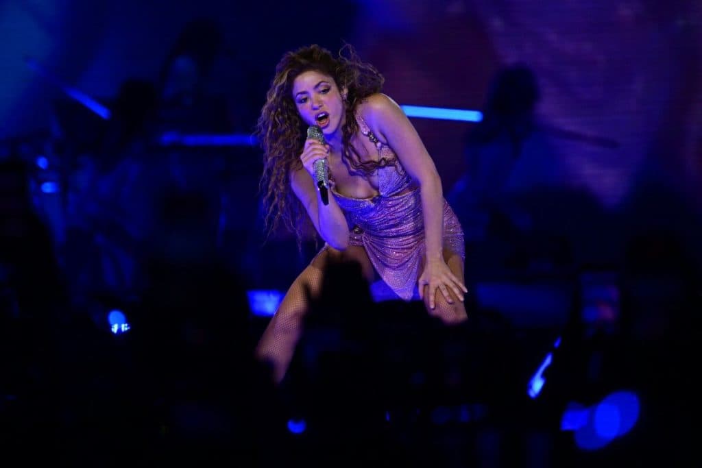 Shakira ofrece concierto en Lima tras salir del hospital