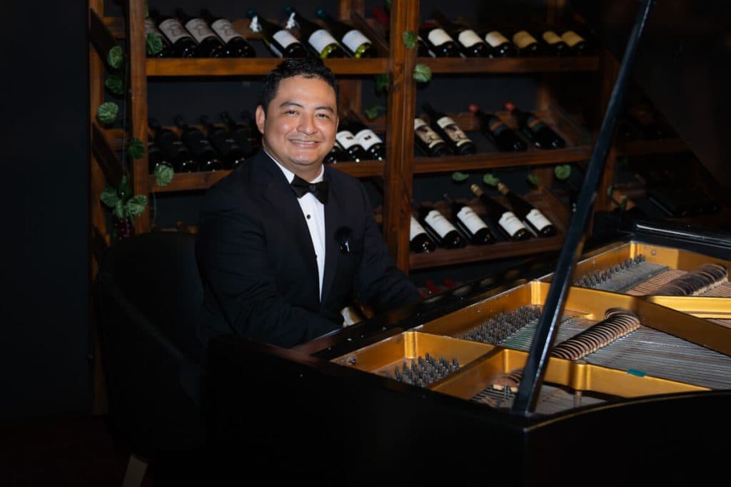 Pedro Martínez, el pianista salvadoreño que está dejando huella con su talento en cada rincón del país