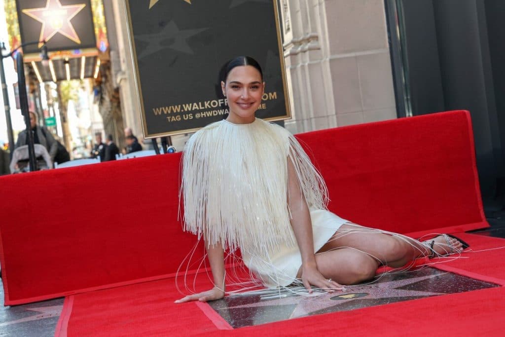 Gal Gadot recibe una estrella en Hollywood en medio de protestas