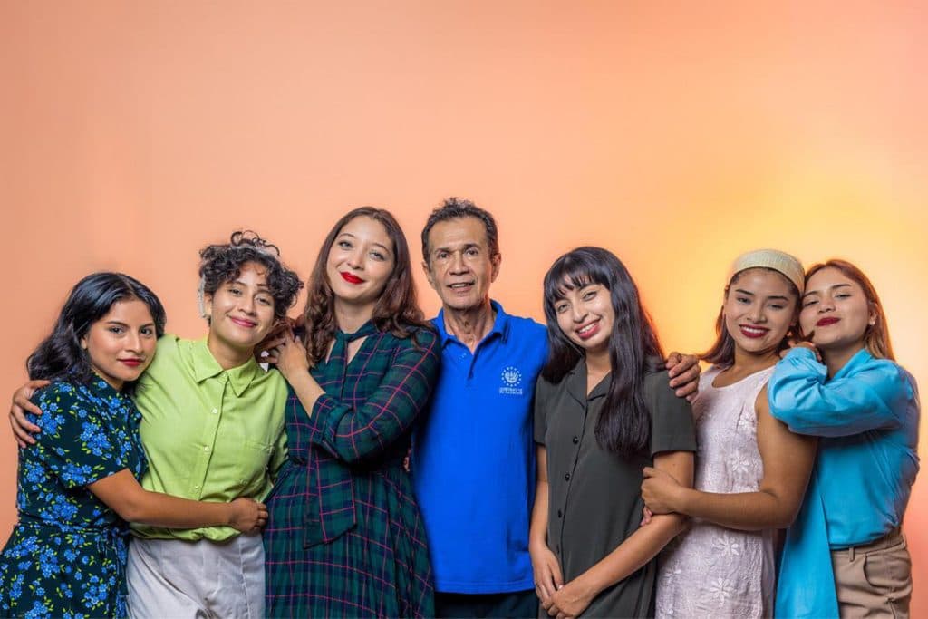 Seis nuevas actrices salvadoreñas presentan obra «Hojitas de Laurel»