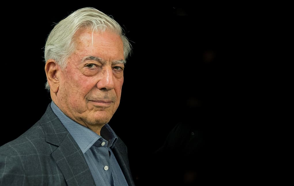Mario Vargas Llosa reaparece en calles de Perú en vísperas de cumplir 89 años