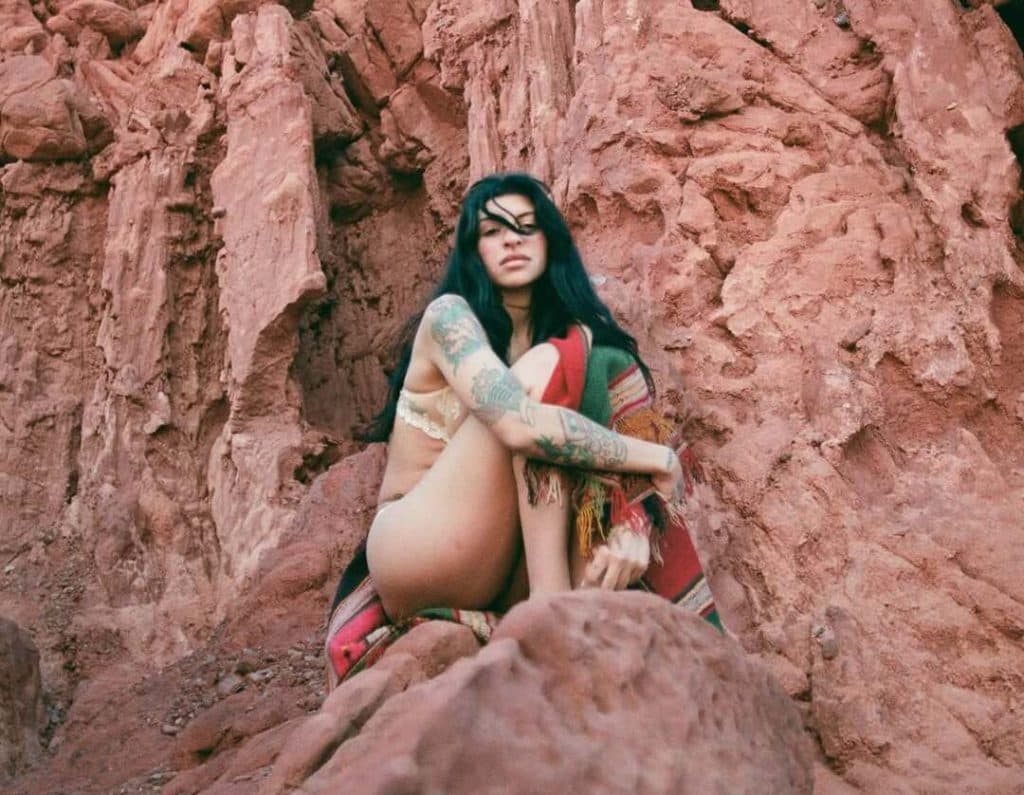 Cazzu presenta «Latinaje», su álbum más íntimo con una canción dedicada a su hija Inti