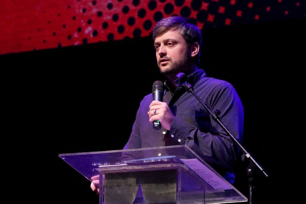 Comediante Nate Bargatze presentará los premios Emmy