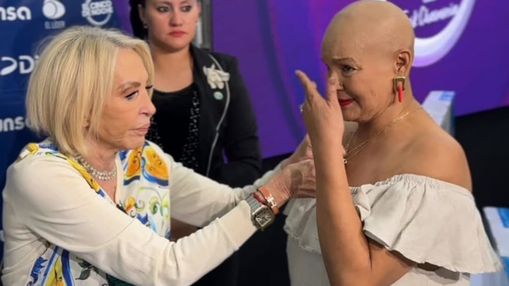 Laura Bozzo da su medalla de la Virgen de Guadalupe a mujer con cáncer como muestra de apoyo