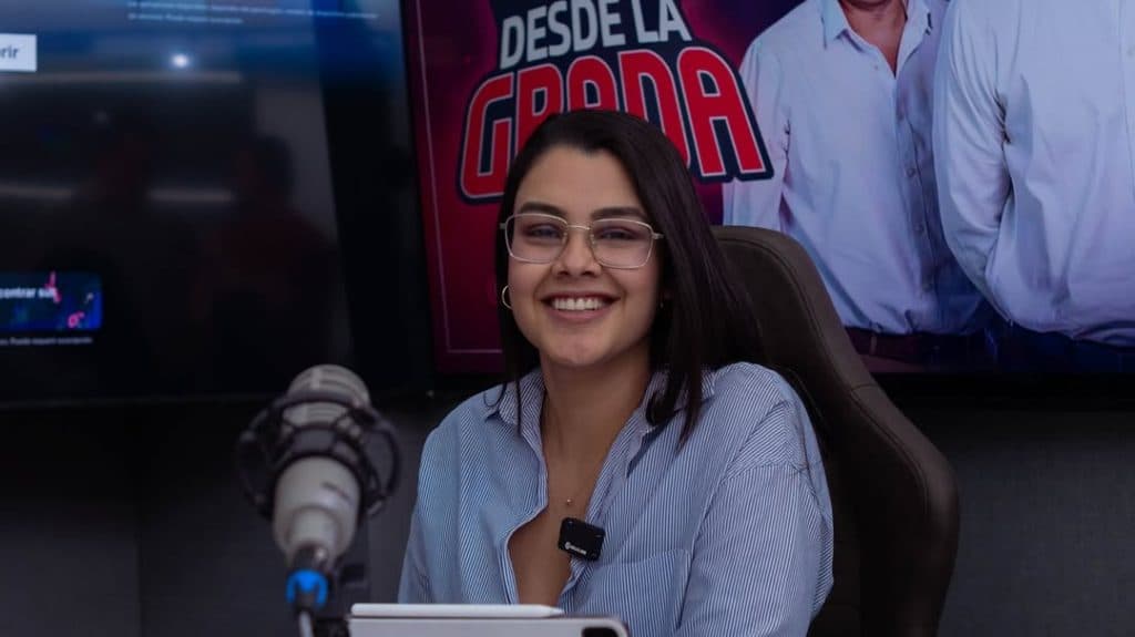 Expresentadora salvadoreña regresa a los medios tras su vida en México con su esposa