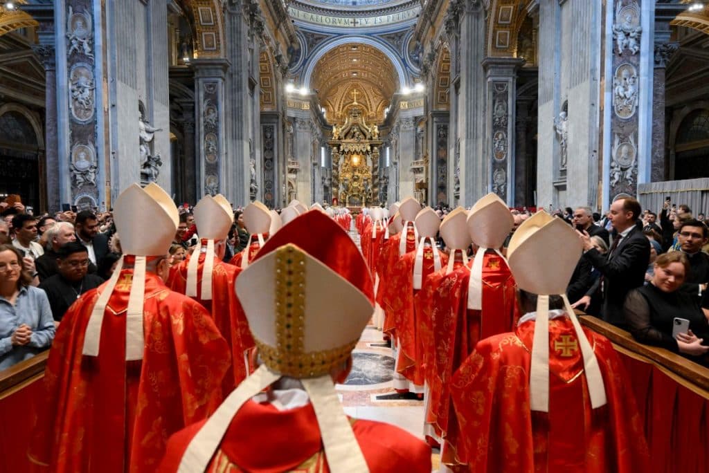 «Todos fuera»: las puertas de la Capilla Sixtina se cierran y empieza el cónclave