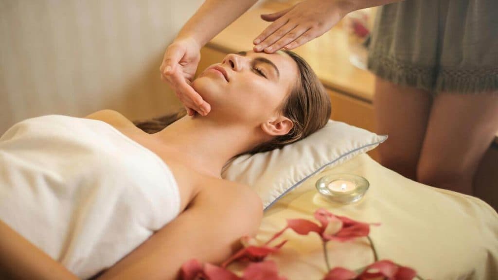 Guía de masajes faciales y drenaje linfático: El secreto para un rostro radiante