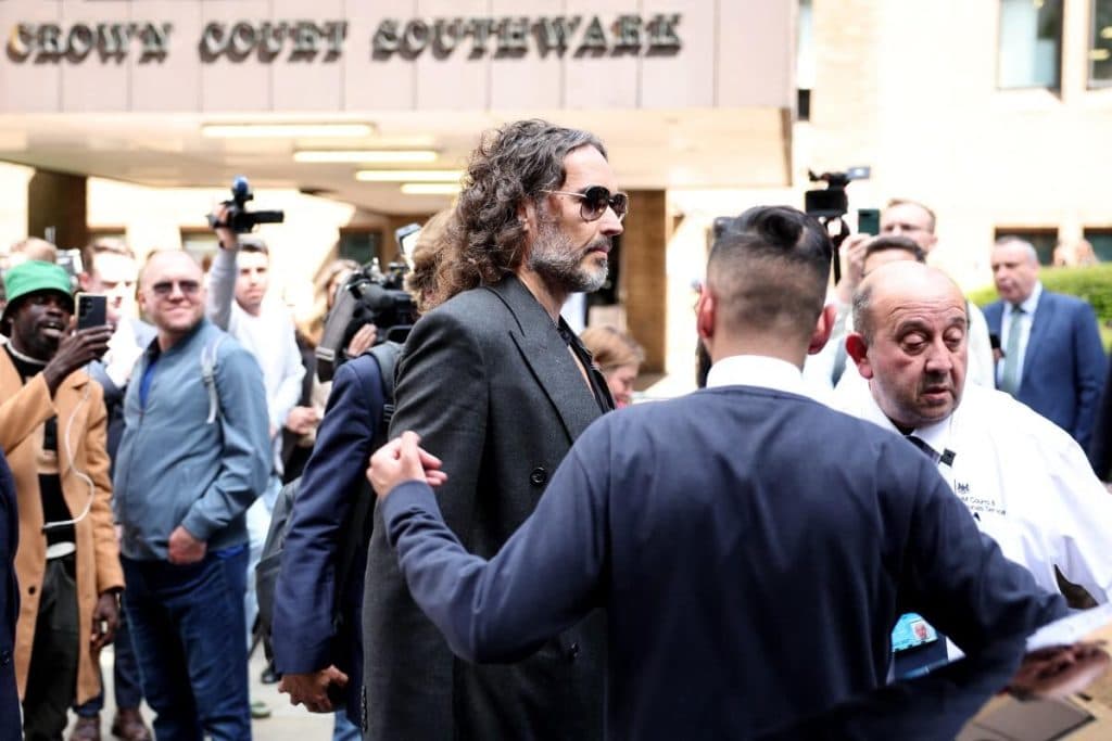El humorista británico Russell Brand se declara no culpable de violación y agresión sexual