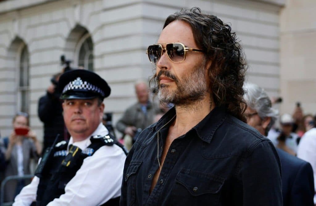 El actor británico Russell Brand deberá compararse ante un tribunal penal por acusación de violación