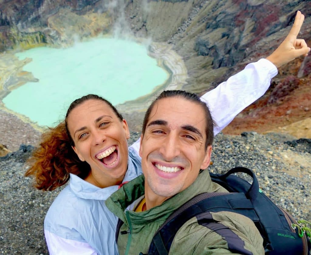 Pareja youtubera recorre El Salvador a bordo de su furgoneta “La Grandullona”
