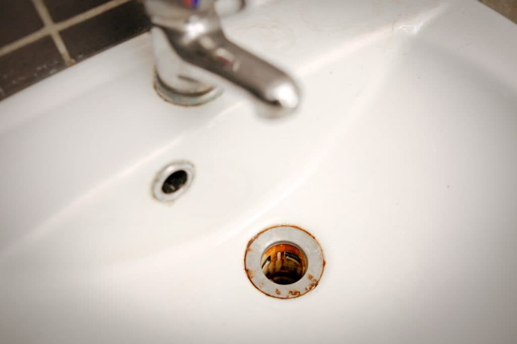 ¿Manchas de óxido en el lavamanos o lavaplatos? Así puedes eliminarlas con remedios caseros