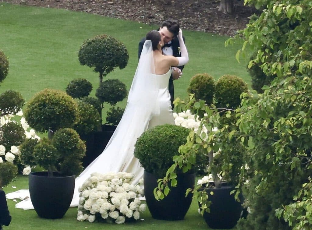 Hailee Steinfeld y Josh Allen se dan el «Si, acepto»