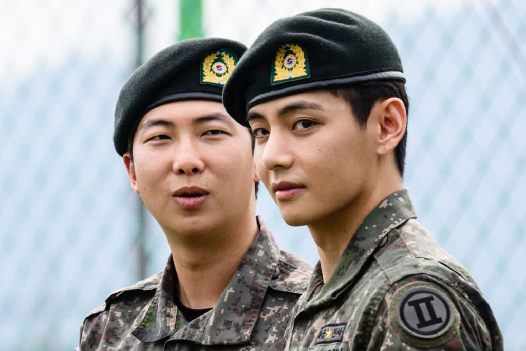 Dos miembros de BTS concluyen el servicio militar y anuncian su regreso a los escenarios