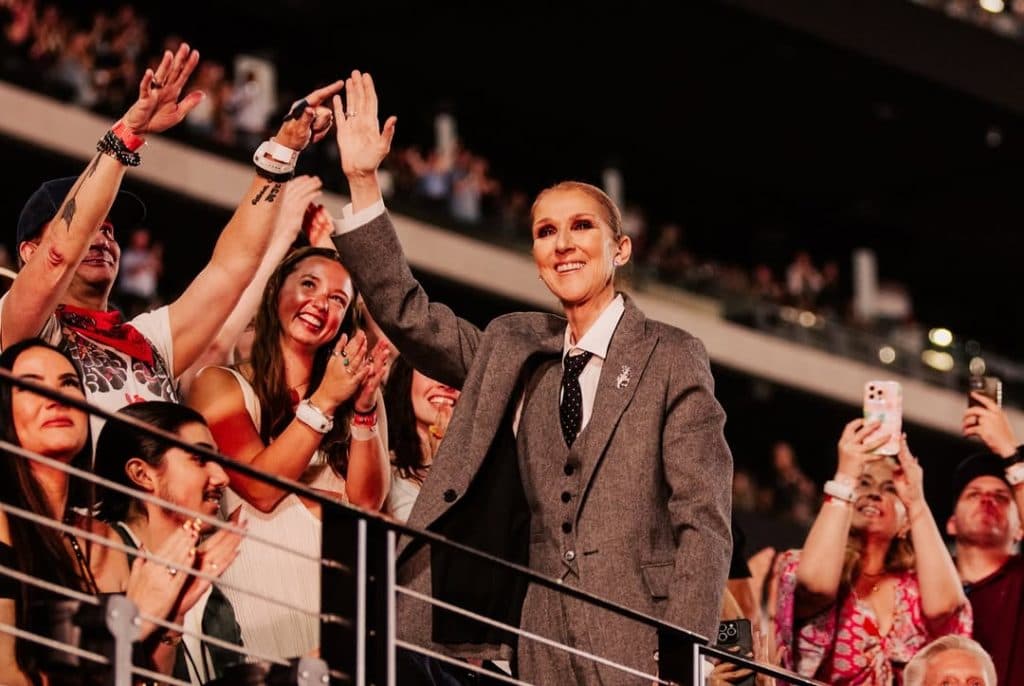 Céline Dion causa sensación con su presencia en show de Coldplay