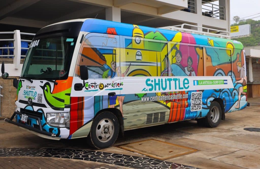 ¡Nuevo Shuttle Turístico conecta Antigua Guatemala con las olas de Surf City!