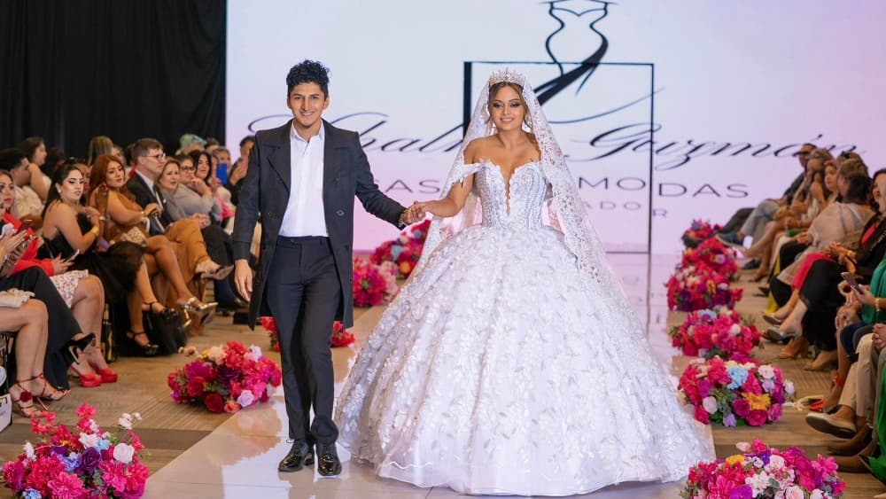 El salvadoreño Yohalmo Guzmán deslumbró con sus diseños en pasarela de EE. UU