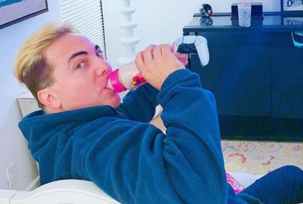 Cristian Castro causa polémica en redes por tomar leche en pacha a pesar de su edad: «Es como regresar a tu mamá»