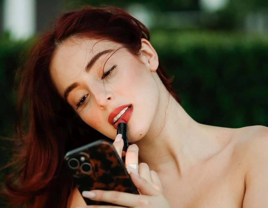 Nicolle Figueroa debuta como imagen de una reconocida revista de maquillaje