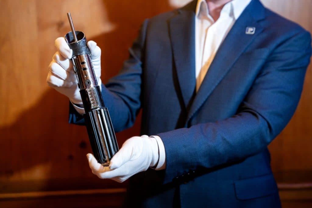 La icónica espada láser de Darth Vader será subastada por un ojo de la cara