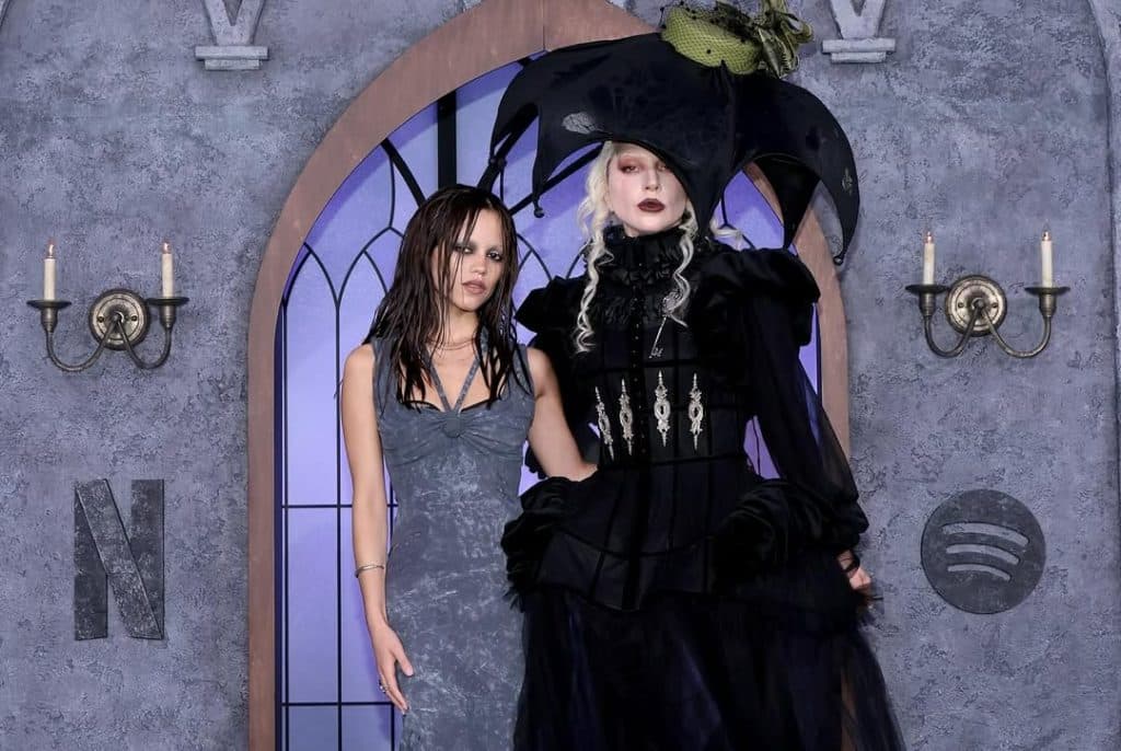Jenna Ortega y Lady Gaga brillan en la “Gala del Cementerio” con looks a juego