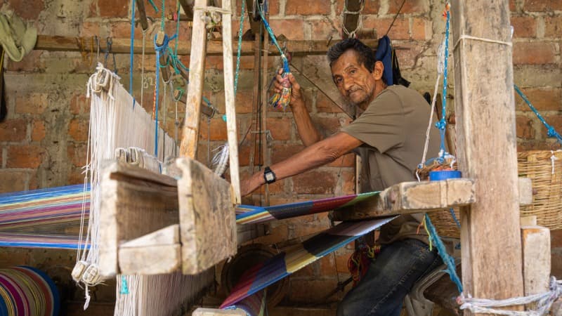 Artesanos mantienen viva la tradición del telar de palanca en San Sebastián