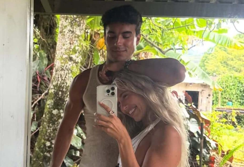 Ana Mena y Óscar Casas disfrutan de unas vacaciones románticas en El Salvador junto a Mario Casas