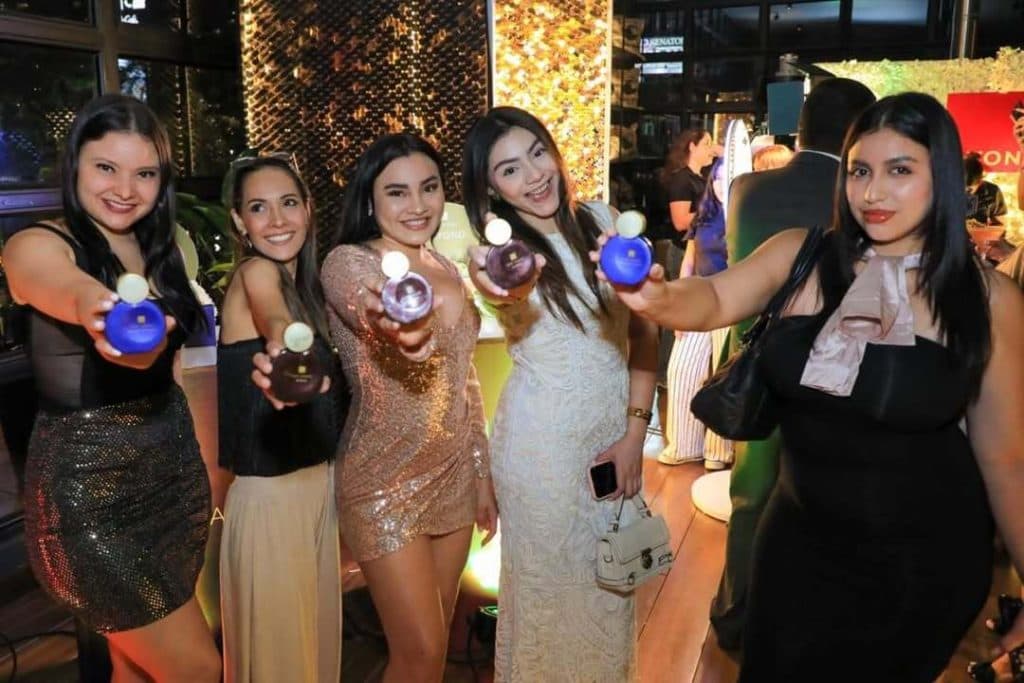 Realizan homenaje a fragancia icónica de mujer que marcó generaciones