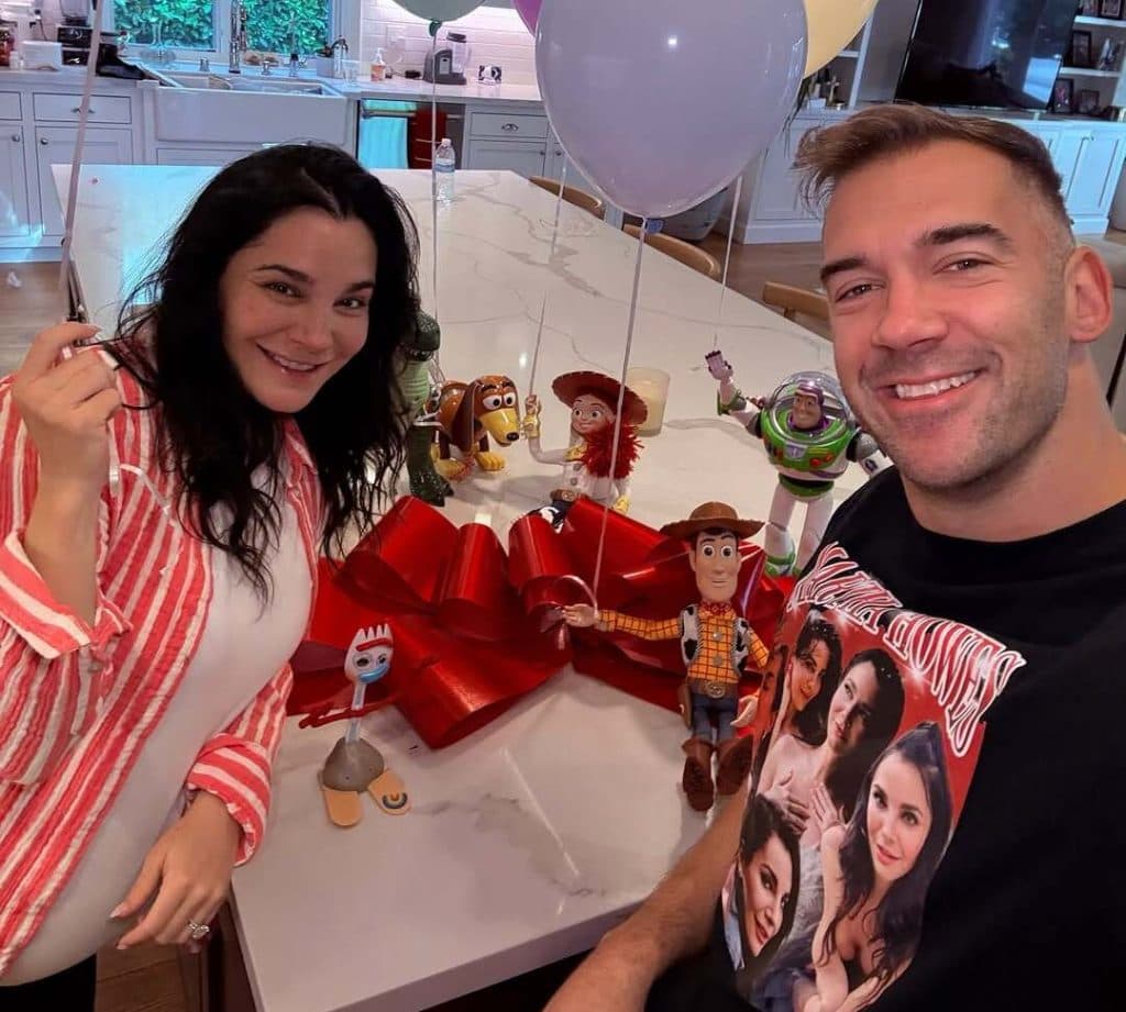 Martha Higareda revela que espera gemelos en su celebración de cumpleaños