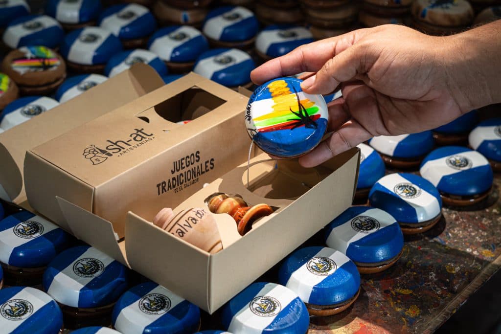¿Sabes cómo se elaboran los juguetes tradicionales salvadoreños?