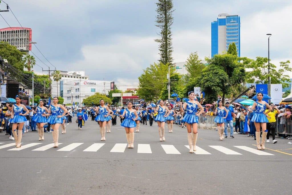 Cachiporristas: Historia, evolución y protagonismo en los desfiles cívicos de El Salvador