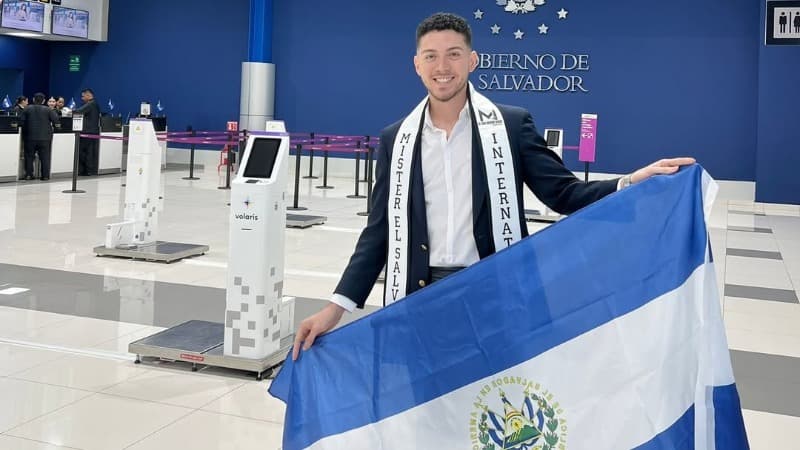 Salvadoreño voló a Tailandia para competir en Mister International 2025