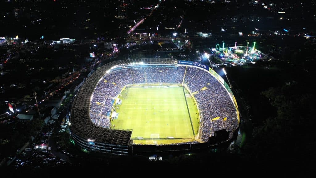 ¿Por qué un estadio necesita mantenimiento días antes de un partido de fútbol?