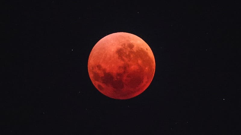 «Luna de sangre» iluminó el cielo en Asia, Europa y África
