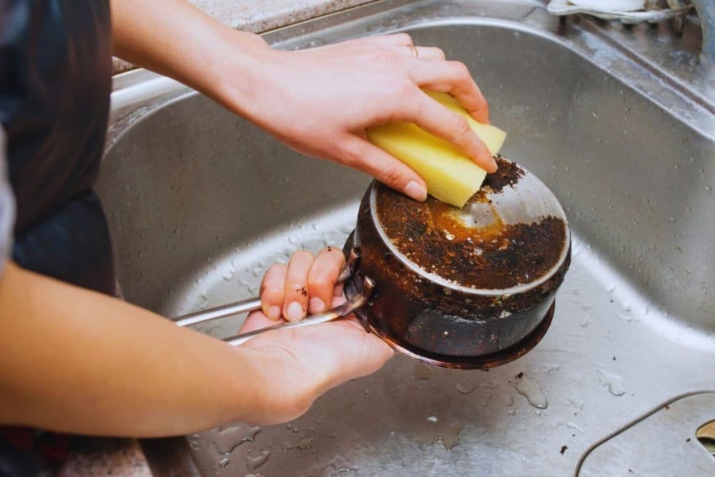 Cómo limpiar una olla quemada: el método práctico en 5 pasos
