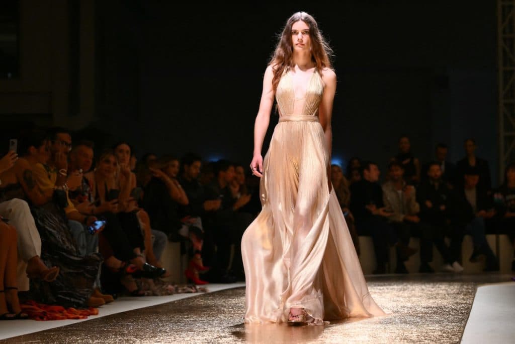 Mezcla de estilos en Prada, colores alegres en Fendi en la Semana de la Moda de Milán
