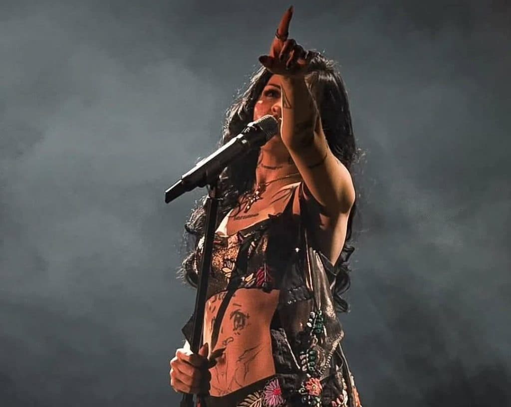 Cazzu responde a Nodal en pleno concierto: «No solo no recibo ayuda, sino que recibo ataques»