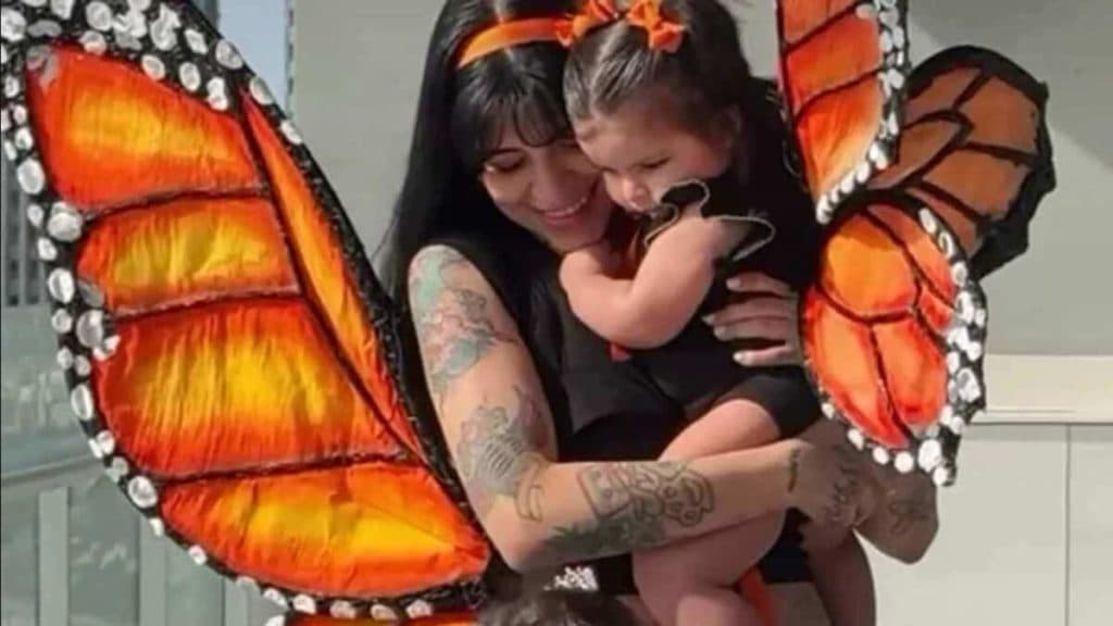 Cazzu llega a México junto a Inti sin el consentimiento legal de Nodal